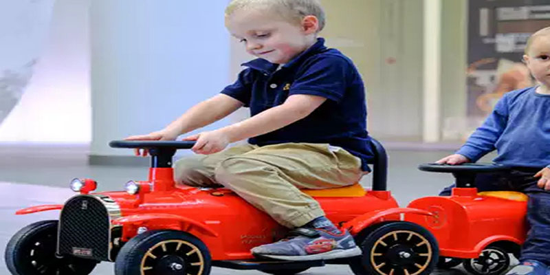 ¿Cuáles son los beneficios de los coches de juguete para niños?