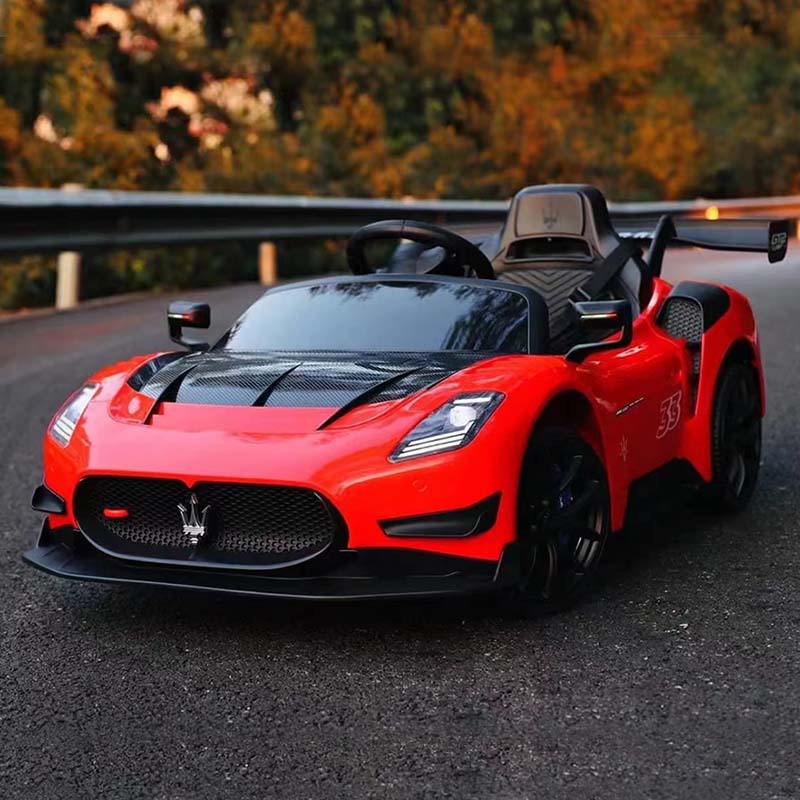 Los niños de 24v viajan en Maserati MC20 GT2